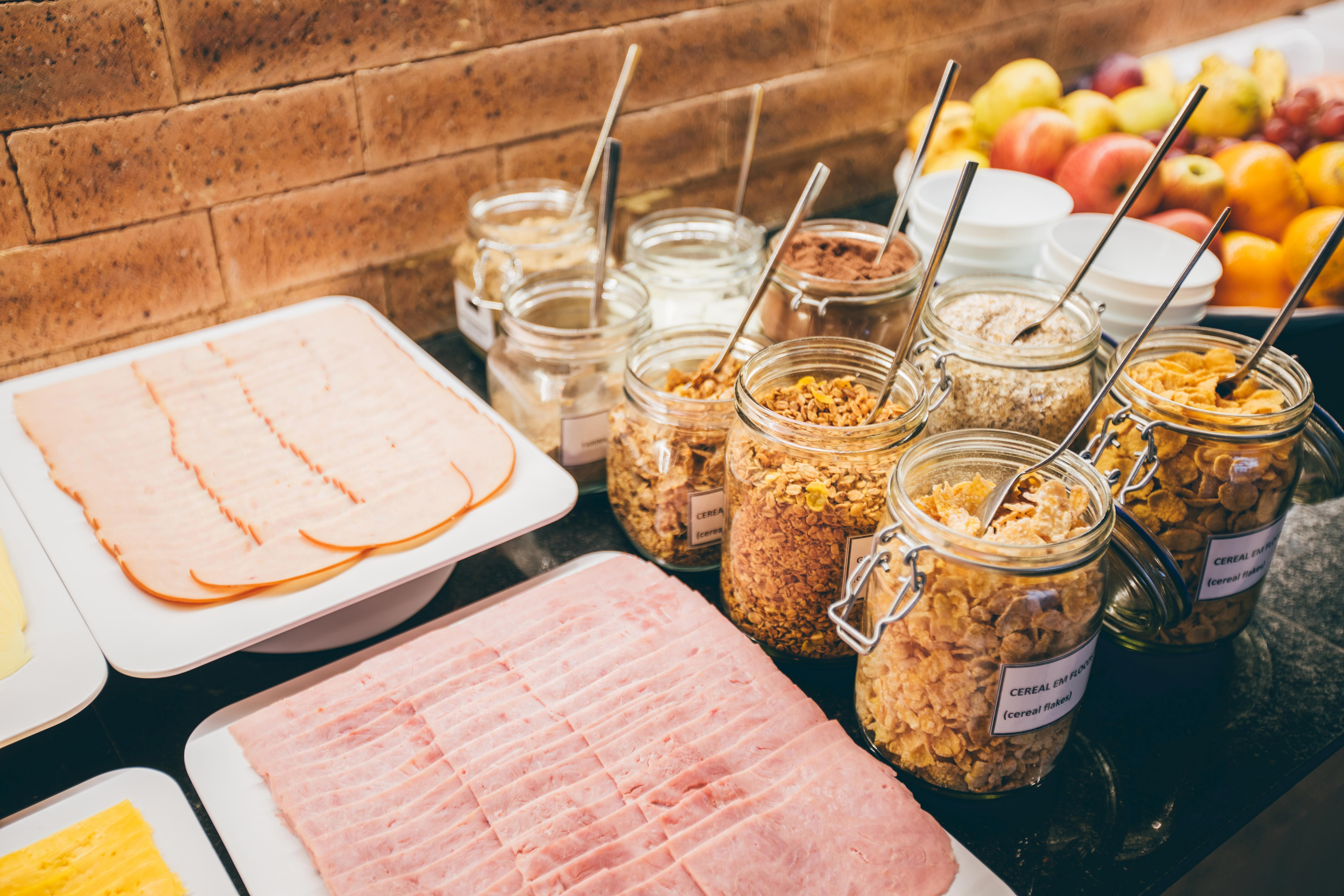 Cullinan Hplus Premium Бразилиа Экстерьер фото Müsli and ham at a breakfast buffet