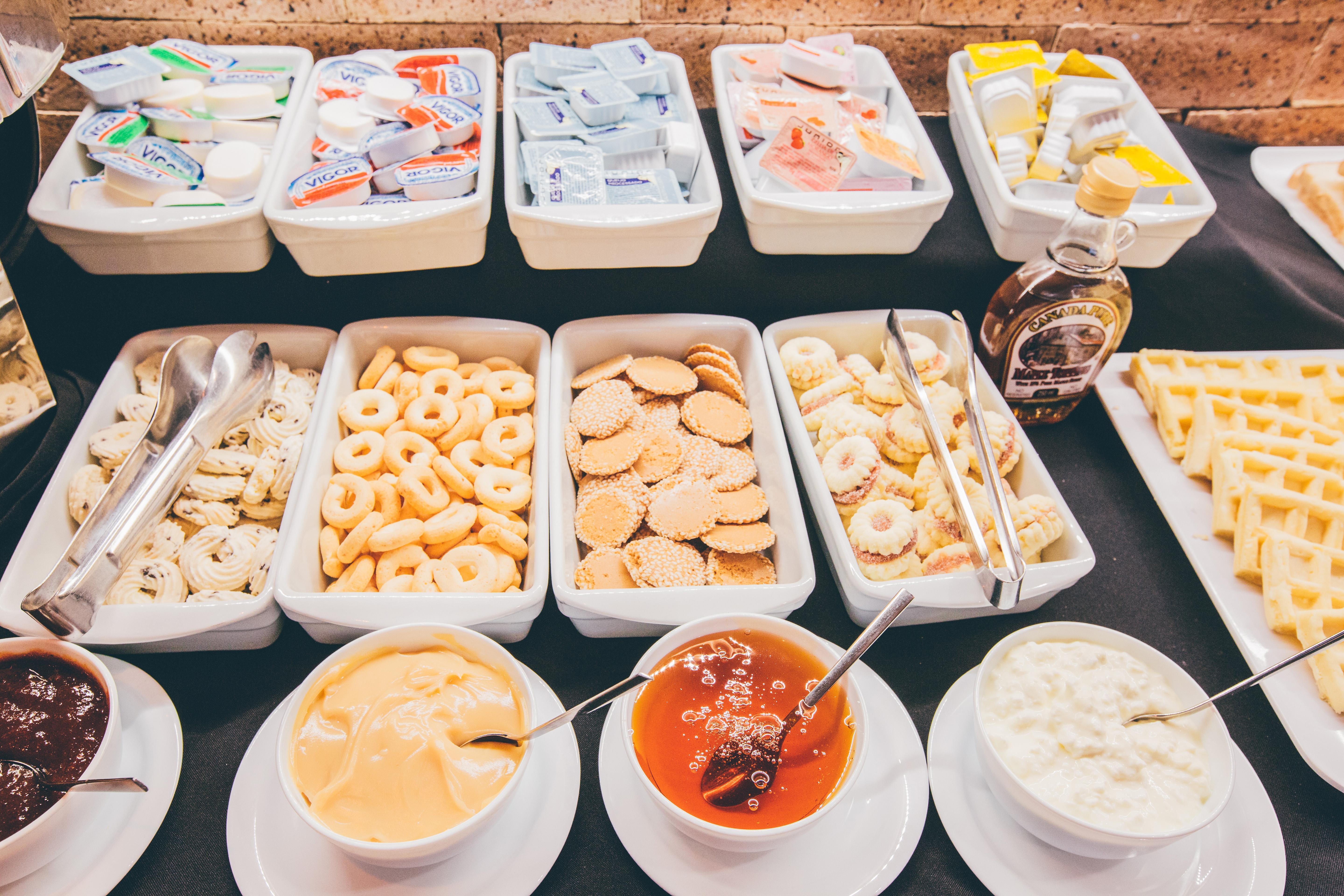 Cullinan Hplus Premium Бразилиа Экстерьер фото A selection of cheese at a buffet